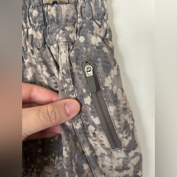 Lululemon 4” Tracker Shorts Gritstone white opal Size 12 - Picture 5 of 8